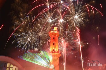 Motiv - Warnemünder Leuchtturm mit Feuerwerk