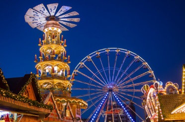 Motiv - Riesenrad und Pyramide auf dem Rostocker Weihnachtsmarkt