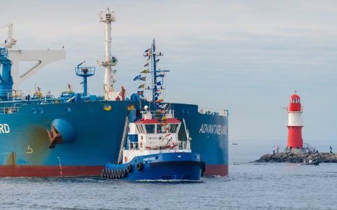 Hafenrundfahrt - Schlepper Hafenrundfahrt - Schlepper mit Tanker im Seekanal