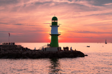 Warnemünder Westmole bei Sonnenuntergang - Abendfahrten