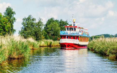 Fahrgastschiff Schnatermann kommt vom Radelsee - Heiderundfahrt
