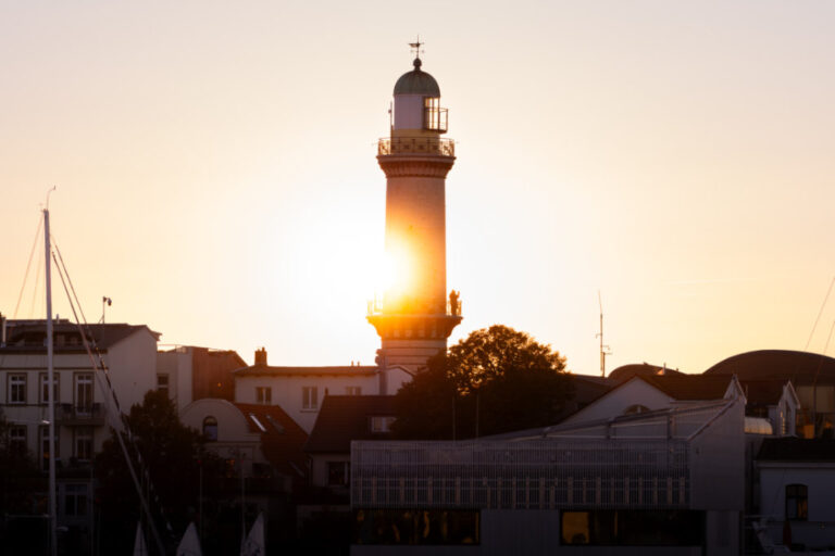 Warnemünder Westmole bei Sonnenuntergang - Abendfahrten