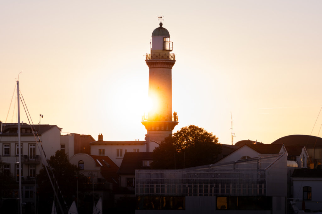 Warnemünder Westmole bei Sonnenuntergang - Abendfahrten