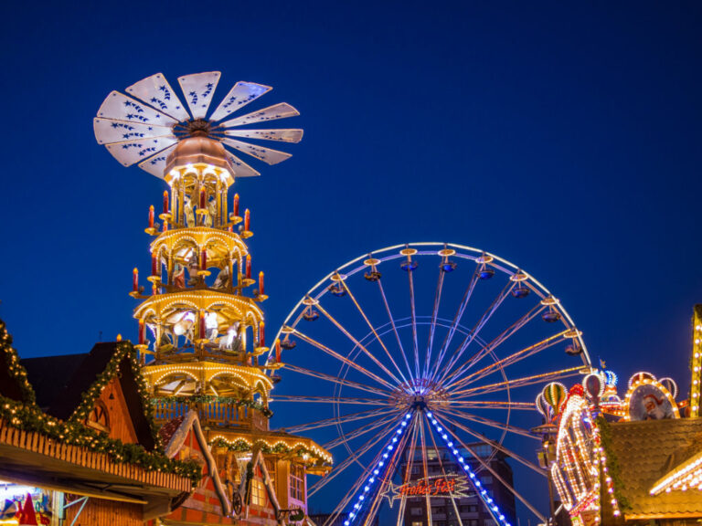 Riesenrad und Pyramide auf dem Rostocker Weihnachtsmarkt