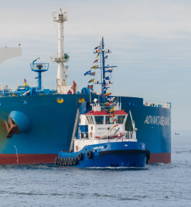 Schlepper mit Tanker im Seekanal - Touren, Rundfahrten