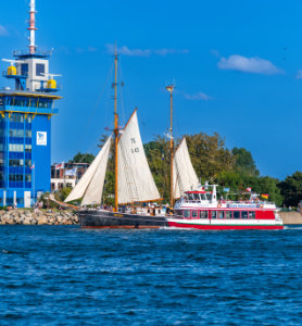 Fahrgastschiff Markgrafenheide im Seekanal - Touren, Rundfahrten