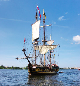 Russische Fregatte Standart zur Hanse Sail - Touren, Rundfahrten