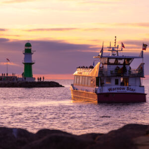 Fahrgastschiff "Warnow Star" am Abend vor Westmole in Warnemünde - After Beach Tour