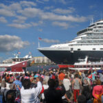 Auslaufen der Queen Victoria in Warnemünde - Begleitfahrten