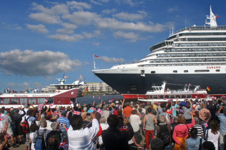 Auslaufen - Queen Victoria Auslaufen der Queen Victoria in Warnemünde - Begleitfahrten