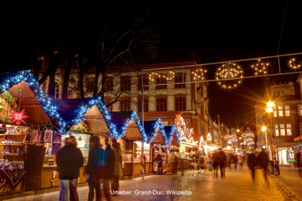 Fahrten zum Rostocker Weihnachtsmarkt - Rostocker Uni Platz Rostocker Uni Platz zur Weihnachtszeit - Fahrten zum Rostocker Weihnachtsmarkt
